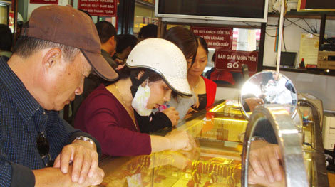 USD mạnh đẩy vàng rớt thảm