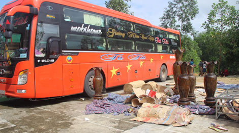 Phát hiện nhiều gỗ quý giấu trong khoang hành lý xe khách