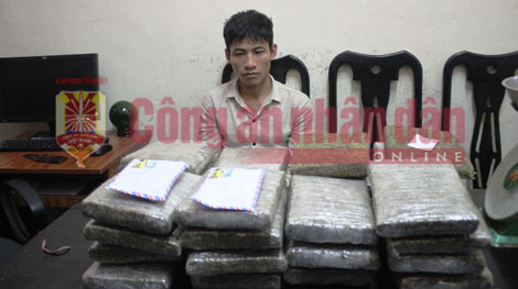 Bắt đối tượng vận chuyển trái phép 30 bánh cần sa
