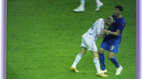 Con trai Zidane tái hiện cú húc đầu của bố