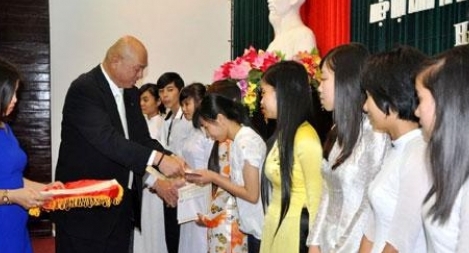 Nhật Bản trao học bổng cho sinh viên Đại học Huế