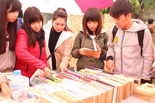 Cuối tuần đi chợ phiên mua sách cũ giá rẻ