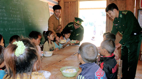 Bữa cơm ấm tình người nơi biên giới