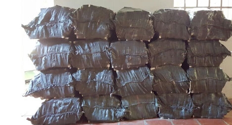 Bỏ ghe thuốc lá lậu chạy lấy người