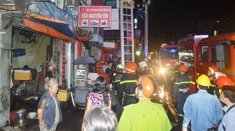 Khu phố náo loạn vì căn nhà ba tầng bốc cháy