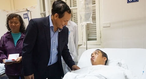 Lãnh đạo Bộ Giao thông Vận tải thăm hỏi cán bộ Cảnh sát giao thông bị xe tải tông