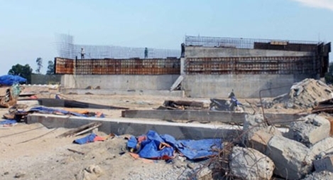 Bị nứt nhà, người dân ngăn cản thi công quốc lộ 19