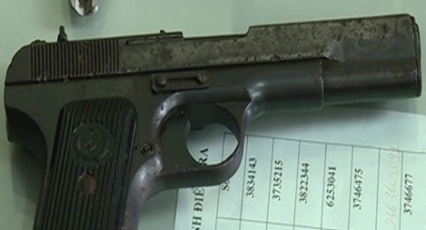 Khám nhà đối tượng làm CMND giả, phát hiện súng K54