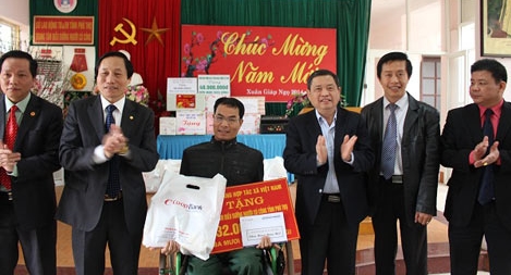 Hơn 437 tỷ đồng tặng quà Tết cho người có công
