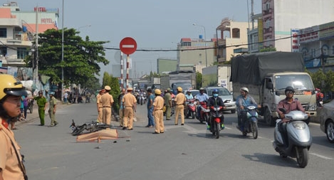 Xe ben tông ba xe máy, một người tử vong