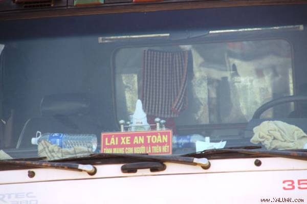 Không có chuyện phạt tiền lái xe nếu thiếu khẩu hiệu “lái xe an toàn”