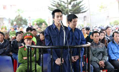 Lãnh 14 năm tù vì rủ nhau ném đá xe khách “cho vui”