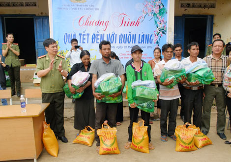Thêm ấm lòng đồng bào buôn làng vùng sâu Đak Lak