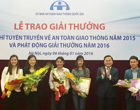 Trao giải cuộc thi báo chí viết về an toàn giao thông