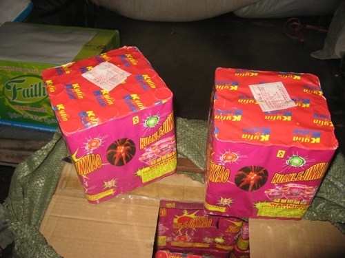 2 đối tượng phi thân khi bị bắt quả tang vận chuyển pháo lậu