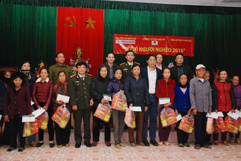 Trao quà Tết, gieo lòng nhân ái