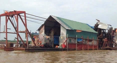 Trượt ngã cuốn vào băng chuyền,  1 thanh niên tử vong