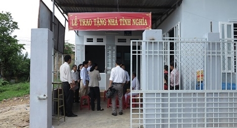 Văn phòng Bộ Công an trao tặng nhà tình nghĩa tại Bến Tre