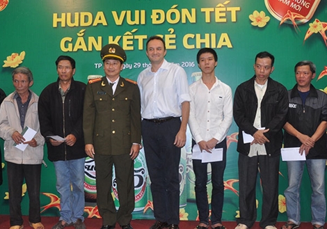 Quà Tết ấm lòng người nghèo xứ Huế