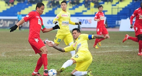 Câu chuyện bóng đá: Cần chuyên nghiệp từ cái mặt sân