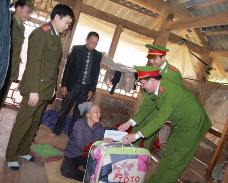 Thanh niên Tổng cục Cảnh sát mang Xuân yêu thương đến với bà con vùng cao