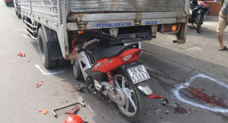Tử vong vì lao xe máy vào đuôi xe tải