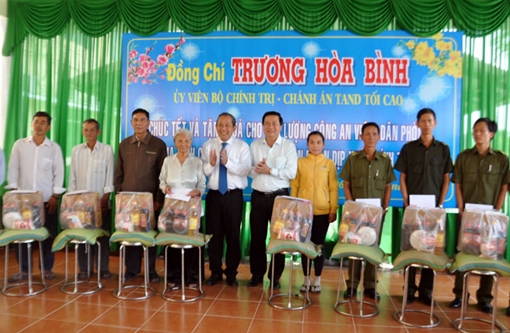 Đồng chí Trương Hòa Bình tặng quà Tết tại Cần Giuộc – Long An