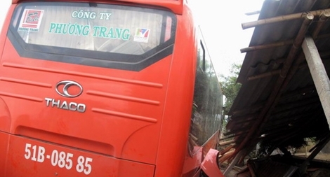 Xe khách tông xe máy 3 người thương vong giữa sáng mùng 1 Tết