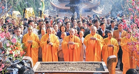 Hàng vạn du khách trẩy hội chùa Hương trong ngày khai hội