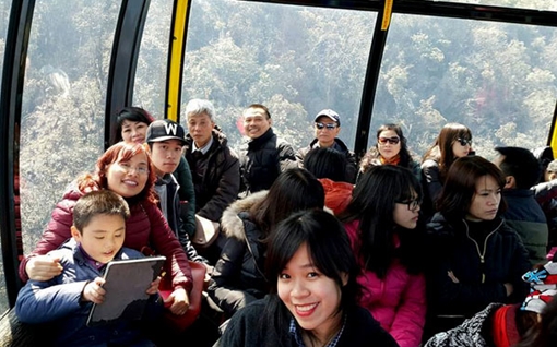 Du khách đổ về các điểm du lịch