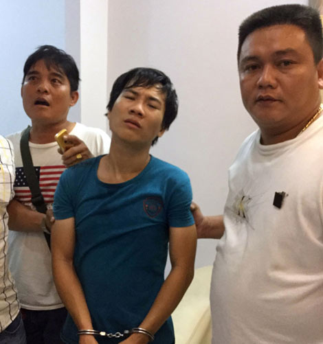 Cảnh sát trổ mái nhà bắt giữ kẻ trộm xe máy