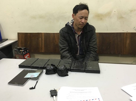 Bắt giữ đối tượng người Lào "vác" 6 bánh heroin qua biên giới