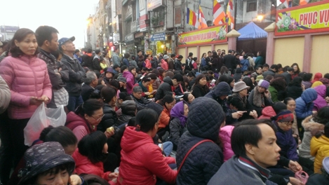 Ngồi dài hàng trăm mét dự Đại lễ cầu an chùa Phúc Khánh 