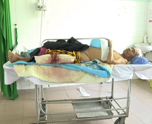 Tự dùng dao đâm mình vì không muốn gia đình tốn tiền chữa bệnh