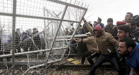 Cảnh sát Macedonia sử dụng hơi cay trấn áp người di cư tại biên giới