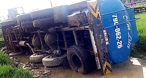 Xe bồn lật nghiêng cạnh đường quốc lộ 19 ở Bình Định