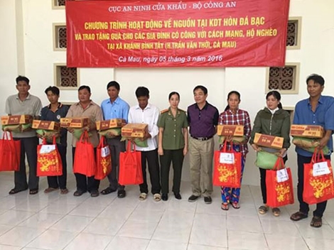 Tặng quà các gia đình khó khăn tại Cà Mau