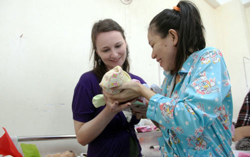 Em bé chào đời trên máy bay  được bay miễn phí đến 20 tuổi