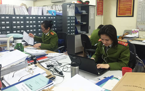 Tận tụy, cần mẫn bên những chồng hồ sơ