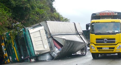 Ôtô lật giữa đèo Cả, tuyến Bắc - Nam tê liệt nhiều giờ