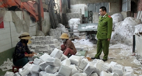 Đột kích xưởng giấy vệ sinh giả thu hơn 10 tấn nguyên liệu