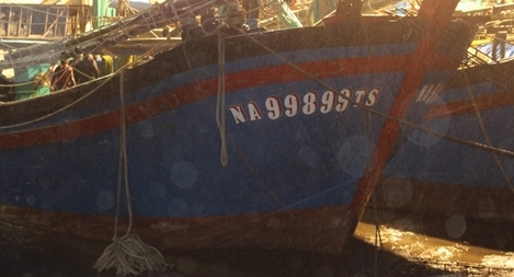 Tàu cá 8 tỷ đồng bất ngờ bốc cháy trong đêm