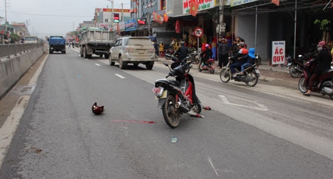 Xe tải đâm bé trai 4 tuổi tử vong, bà ngoại nguy kịch