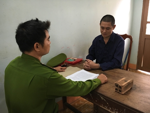 Mua hàng không được, ném gạch thẳng vào mặt chủ tiệm tạp hóa