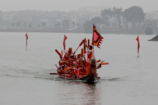 Chen chân xem bơi chải ở đất Tổ