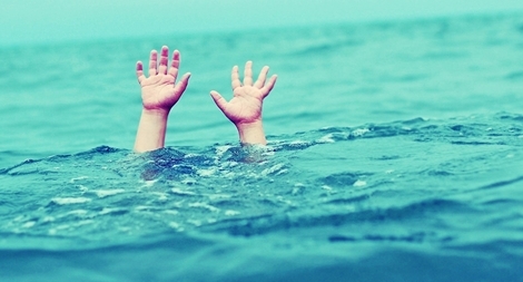 Tắm biển, 2 nữ sinh lớp 10 bị chết đuối