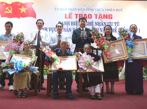 Nhiều nghệ nhân cố đô được trao tặng danh hiệu “Nghệ nhân ưu tú”