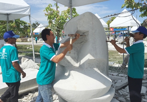 Vận động sáng tác tác phẩm điêu khắc ở khuôn viên trụ sở, nơi công cộng