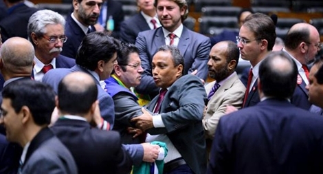 Bị Hạ viện bỏ phiếu luận tội, Tổng thống Brazil đứng trước nguy cơ bị phế truất