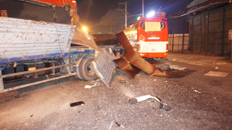 Xe khách chở 30 người tông thẳng vào xe tải lúc nửa đêm